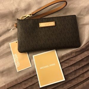✨New Michael Kors Wristlet✨